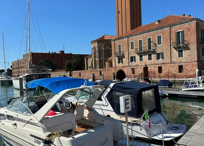 The Boat Experience Galleggiante In Barca 보트호텔 *