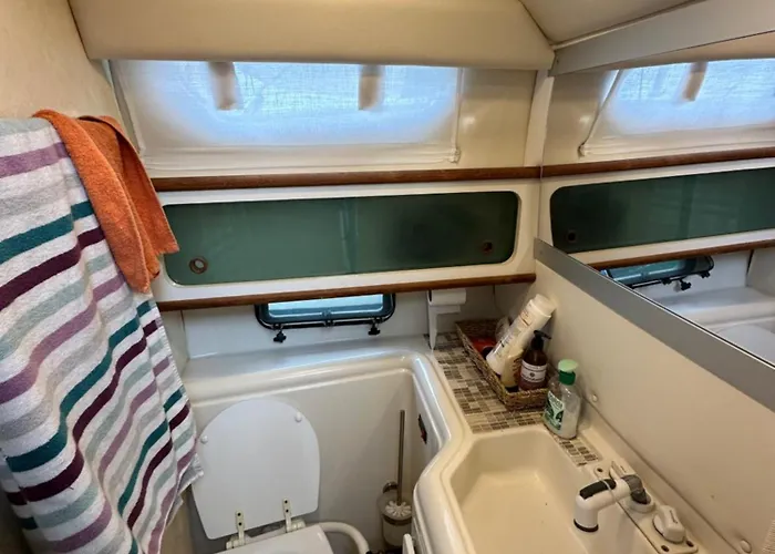 The Boat Experience Galleggiante In Barca 보트호텔 *