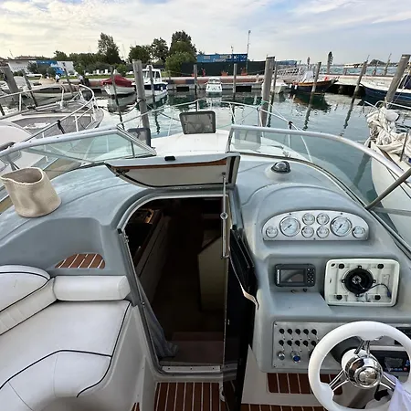 The Boat Experience Galleggiante In Barca Venedig