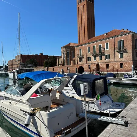The Boat Experience Galleggiante In Barca بوتيل *