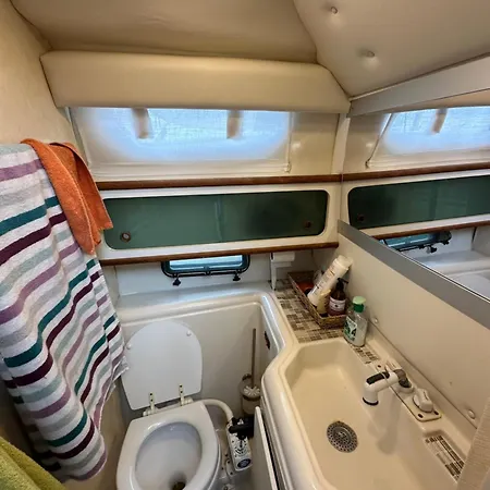 The Boat Experience Galleggiante In Barca بوتيل *